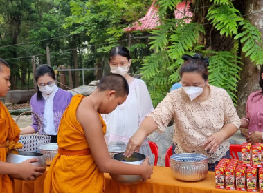 กิจกรรมทำบุญตักบาตรสามเณรผู้บรรพชาในพิธีบรรพชาเฉลิมพระเกียรติสมเด็จพระกนิษฐาธิราชเจ้า กรมสมเด็จพระเทพรัตนราชสุดาฯ สยามบรมราชกุมารี เนื่องในวันคล้ายวันพระราชสมภพ 2 เมษายน 2566 ... พารามิเตอร์รูปภาพ 6