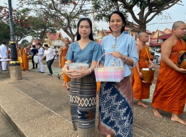 กิจกรรมทำบุญตักบาตร เฉลิมฉลองวาระครบรอบ 100 ปี วันประสูติ ... พารามิเตอร์รูปภาพ 3