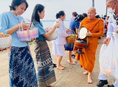 กิจกรรมทำบุญตักบาตร เฉลิมฉลองวาระครบรอบ 100 ปี วันประสูติ ... พารามิเตอร์รูปภาพ 1