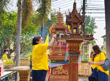 กราบไหว้สักการะสิ่งศักดิ์สิทธิ์ภายในสำนักงานสหกรณ์จังหวัดนครพนม เพื่อความเป็นสิริมงคลเนื่องในโอกาสเทศกาลสงกรานต์ประจำปี 2567 ... พารามิเตอร์รูปภาพ 2