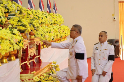 พิธีวางพุ่มดอกไม้ถวายบังคมเบื้องหน้าพระบรมฉายาลักษณ์ ... พารามิเตอร์รูปภาพ 1