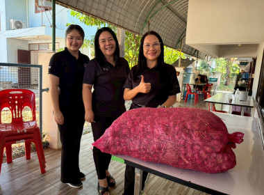 บุคลากรสำนักงานสหกรณ์จังหวัดนครพนม ร่วมกันกระจายหอมแดง ... พารามิเตอร์รูปภาพ 6